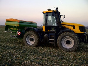 Tractor pefrorming precise fertilization